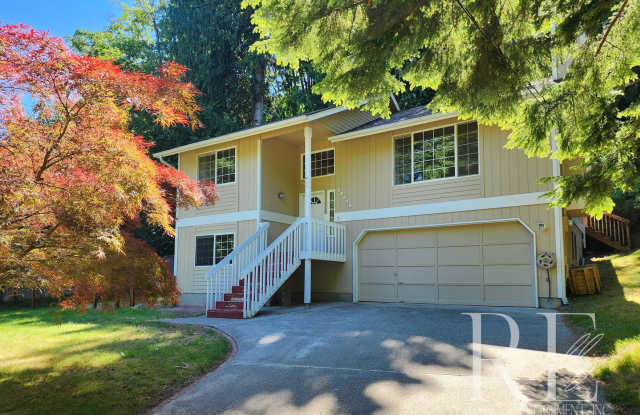 Woodland Comfort with Beach Access  Expansive Deck Space photos photos