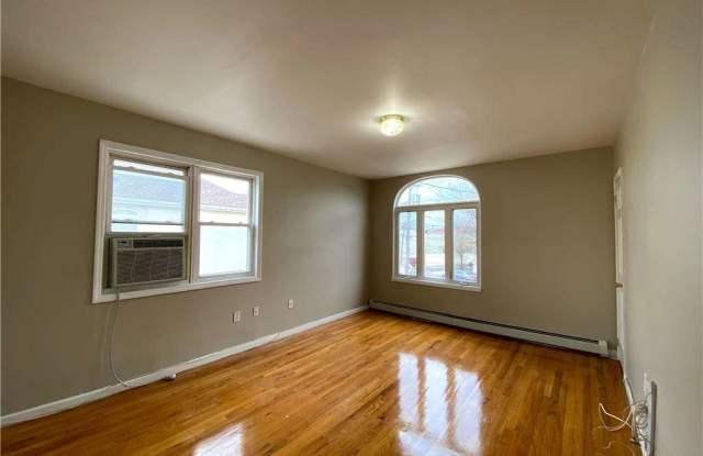 250-20 Hook Creek Boulevard Gallery 3
