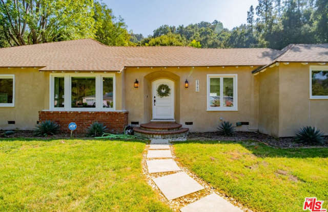 2760 East Glenoaks Boulevard Gallery 1