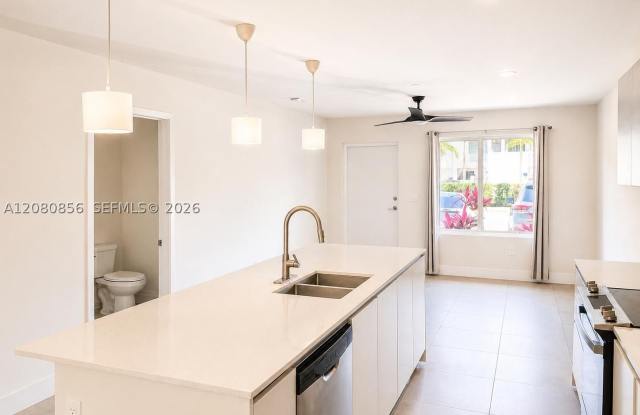 2555 NE 193 ST Gallery 1