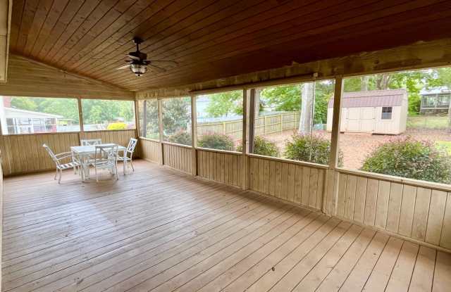 Charming 3 Bedroom home with a screened-in porch! Gallery 4