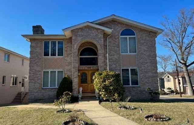 405 Chestnut Street - 405 Chestnut Street, Ridgefield, NJ 07657