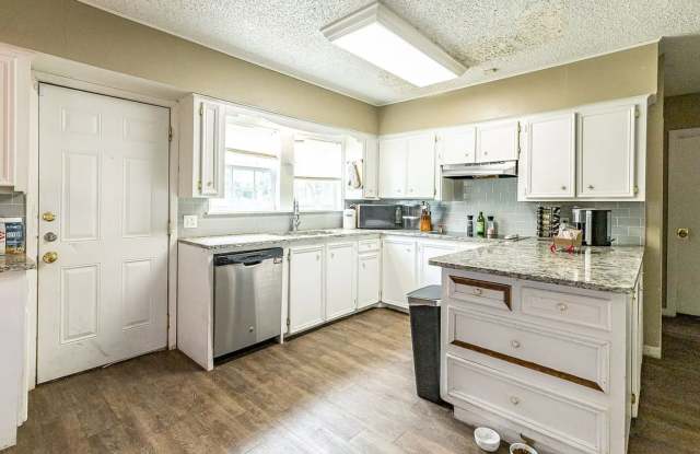 4 bedroom 2 bathroom house close to TTU! photos photos