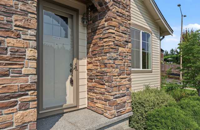 4BR, 2.5 Bath + Loft DuPont Home Gallery 3