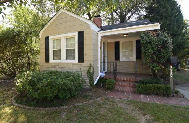 2 Bed/1 Bath house near Medical Center, washer & dryer unit included! Gallery 1