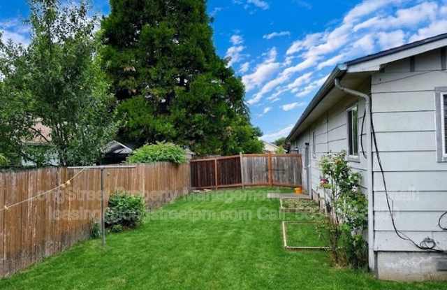 5240 SW Hillview Ave Gallery 2