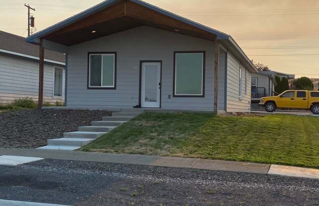 Nearly new 2 bedroom with garage Gallery 3