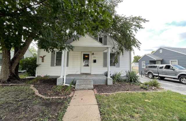 1940 S 48th St - 3 Bed/1.5 Bath in South Central Omaha | Finished Lower Level, Detached Garage, Fenced Yard photos photos