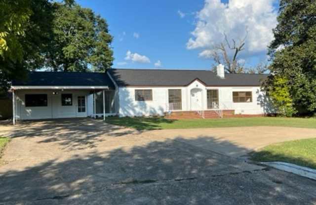 Roomy 3 bedroom/2 bath home on 1 acre in Phenix City! photos photos