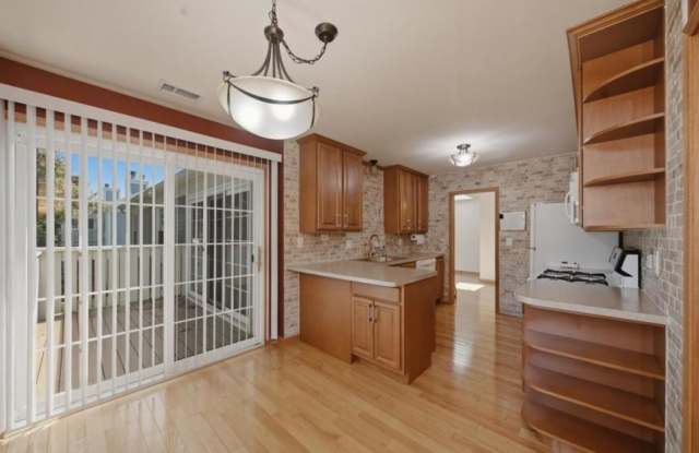 1671 Grosvenor Cir Gallery 3
