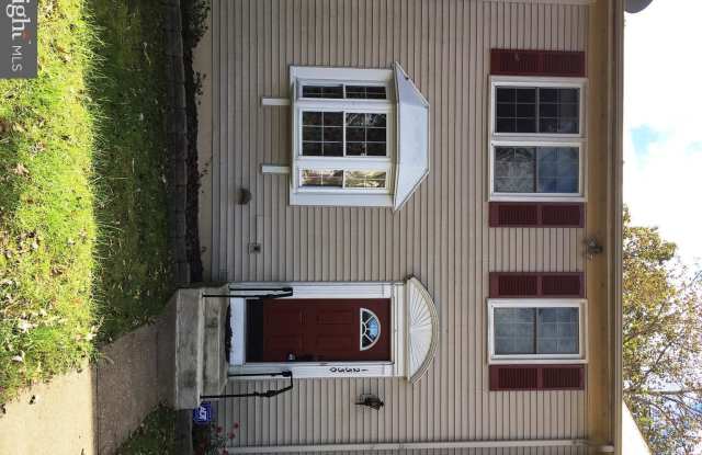 12330 WOODLAWN COURT - 12330 Woodlawn Court, Lake Ridge, VA 22192