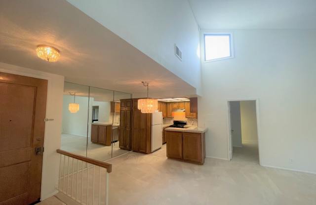 Tall vaulted ceilings, top floor condo, great amenities! photos photos
