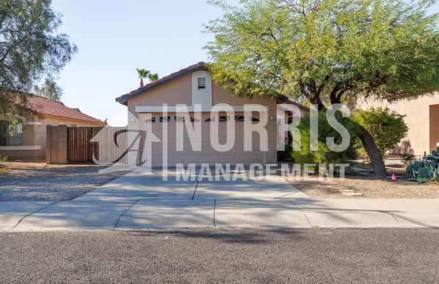 Great Home Located in Town with a Pool - 923 North Maria Lane, Casa Grande, AZ 85122
