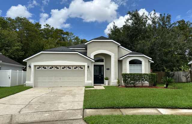 3/2 Split plan with pool! Gallery 1