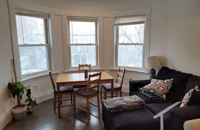 Charming 3 Bedroom-No Broker Fee Gallery 3