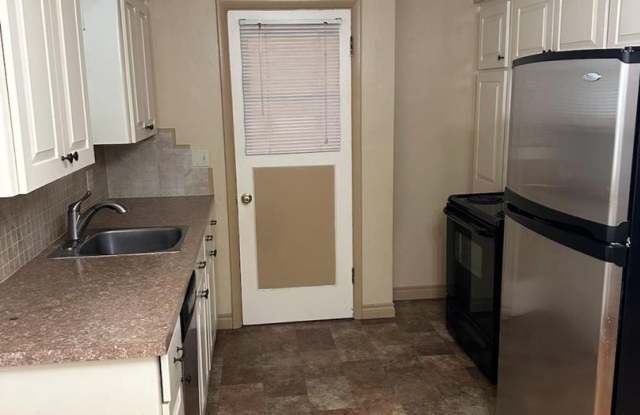 Charming South Hill Duplex with Hardwood Floors & Bonus Living Space Gallery 3