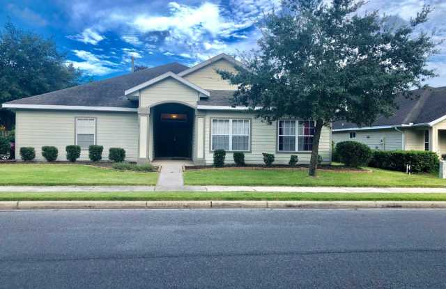 4BR/2BA in Sorrento with large, fenced-in yard close to community clubhouse, pool, and more - 4955 Northwest 21st Street, Gainesville, FL 32605