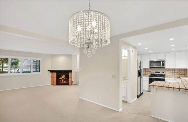 Beautiful 3 Bedroom Townhome in Gated Kensington Park with 2 Car Garage! Gallery 4