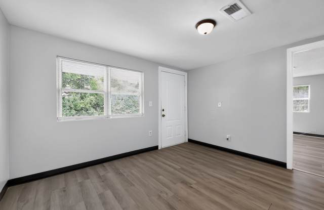 Charming 2-Bedroom End Unit Just 1 Mile from Mercer University Gallery 3