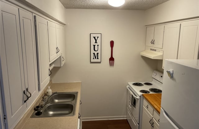 Colonial Manor - 412 North Clinton Street, Grand Ledge, MI 48837 Colonial Manor - 412 North Clinton Street, Grand Ledge, MI 48837