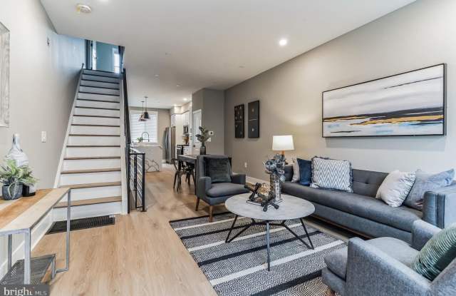 Huge 4 bed 3 bath home in point breeze. MODERN, PATIO, ROOF DECK photos photos