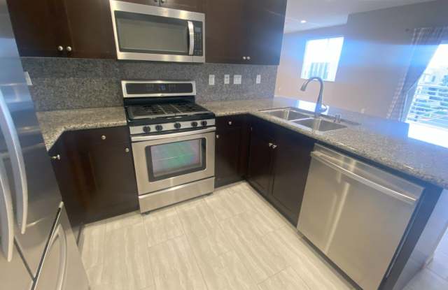 Single-Level 2-Bedroom Condo in the Prestigious South Bay 360 Community! Gallery 4