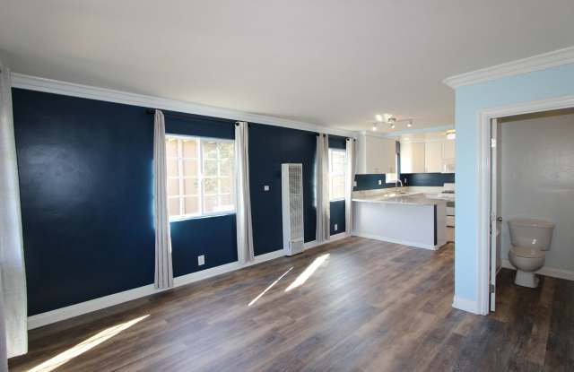 Beautiful 2 bedroom 1.5 bathroom available for rent now - 3221 Commercial Street, San Diego, CA 92113