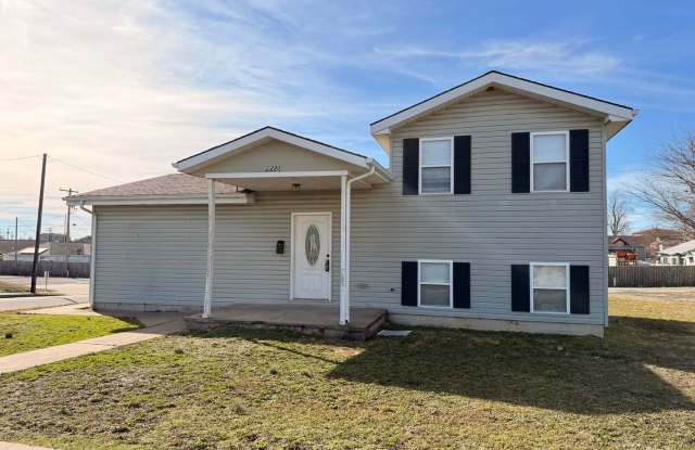 4 BEDROOM / 2 BATHROOM HOUSE IN JOPLIN MO!!! - 2226 South Moffet Avenue, Joplin, MO 64804
