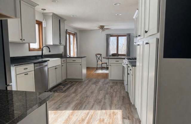 Spacious 4BR House in Prior Lake Gallery 4