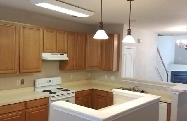 Spacious 3 bedroom Townhouse w/garage in Suffolk Gallery 4