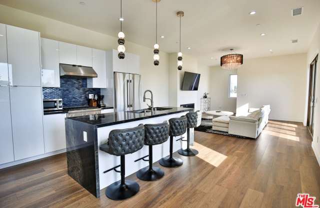 8505 Belford Ave Gallery 4