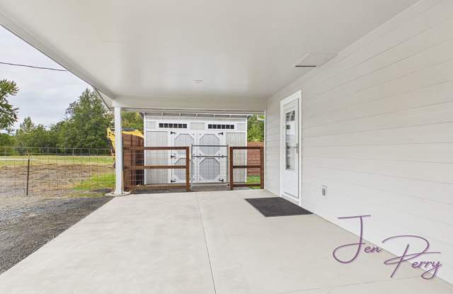 3 Bedroom Home with Fenced Yard For Rent Gallery 4