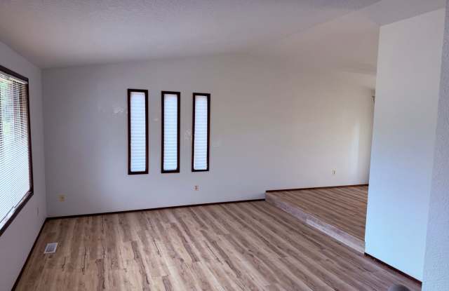 Large 3 BR 2.5 Bath Single Family Home in the Seattel Hills neighborhood, Everett $2995/mo Gallery 3
