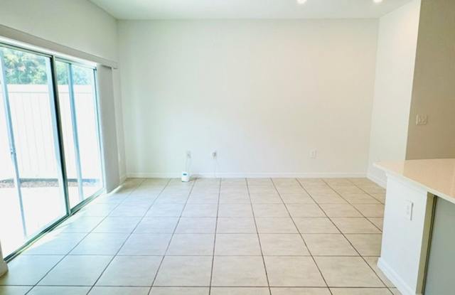 Modern 3 Bed / 2.5 Bath Townhome – Move-In Ready Gallery 4