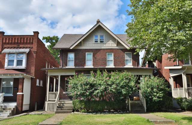Central Campus - LARGE 4 Bedroom House with off-street parking Gallery 4
