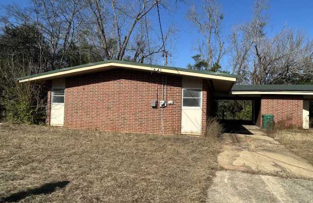 1911 South Riverview Circle - 2 photos photos