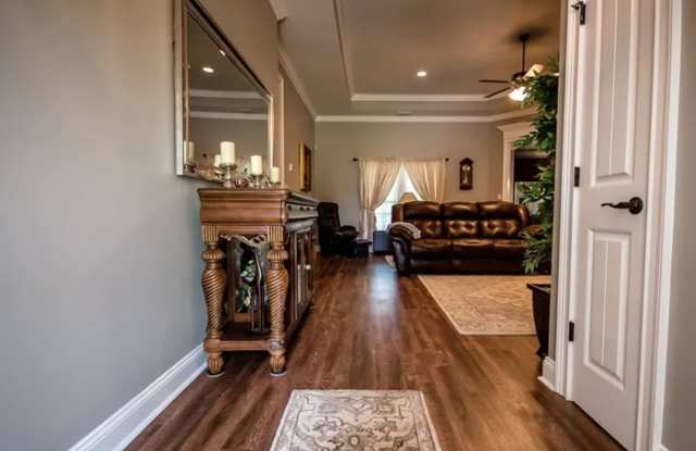 Modern 4BR/2BA Home with Granite Countertops, Island Kitchen & Screened Porch Gallery 4