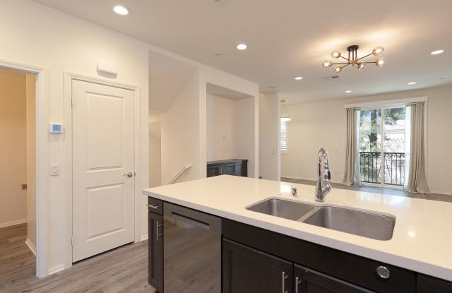 3 Bedroom + 3.5 Bathroom Townhome | Teso Robles | Camarillo | Unfurnished Gallery 4