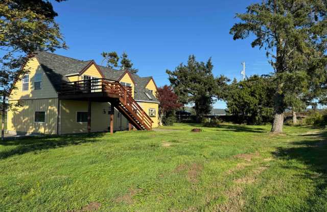The Big Yellow Farmhouse on Youngs Bay-Available to Rent Soon! Gallery 4