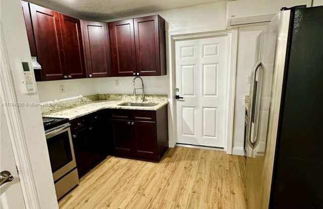 813 W Jefferson ST photos photos