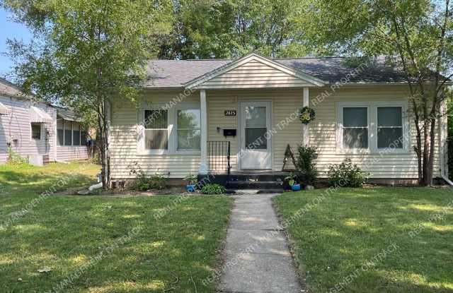Charming 2Bed/1Bath Rockford Bungalow - Available Now! photos photos