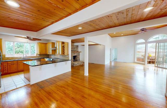 Spacious 4 Bed 3 Bath Home Available for Long Term on Coronado Ave! photos photos