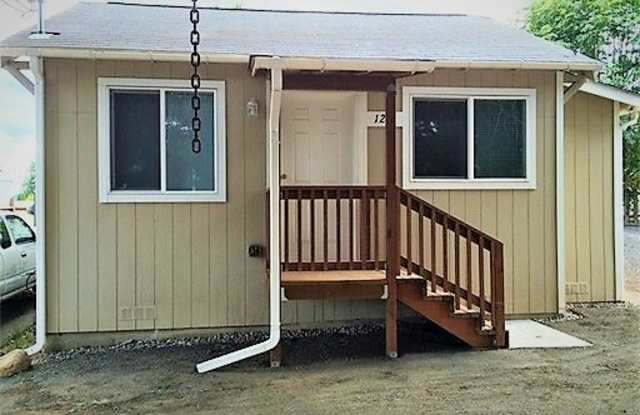 Conveniently located cozy house. - 1215 11th Street, Bremerton, WA 98337
