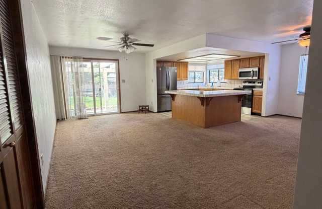Spacious 3-Bedroom, 2-Bathroom Home for Rent in Carson City. Gallery 4
