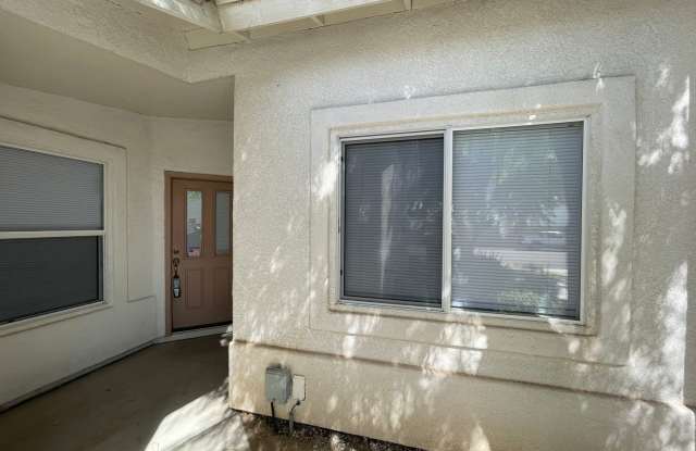 Three Bedroom Townhouse  in GREAT location! Gallery 3
