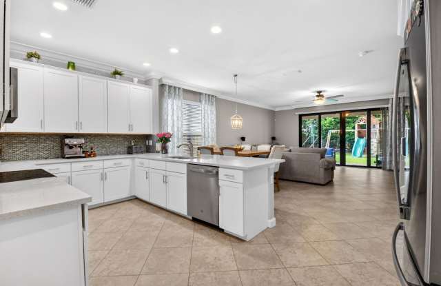 Perfect Wellington Family Home w/ Huge Loft - 4 Bed 3.5 Bath - 3,100 sf Gallery 4