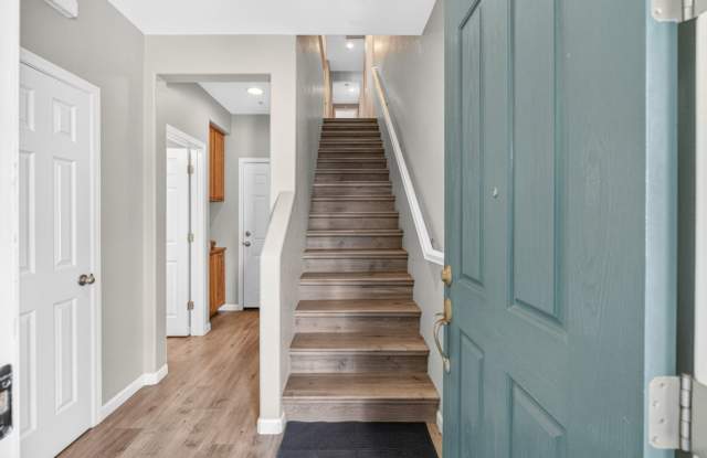 BEAUTIFUL 2 BEDROOM, 2 STORY CONDO!! Gallery 3
