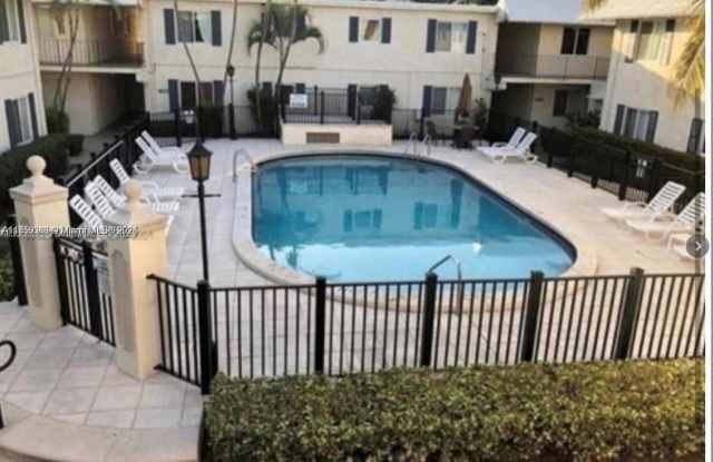 8609 SW 68th Ct - 8609 Southwest 68th Court, Pinecrest, FL 33156
