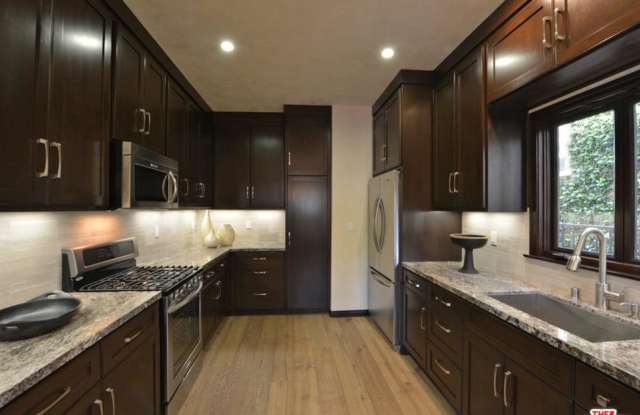 2281 North BEACHWOOD Drive Gallery 2