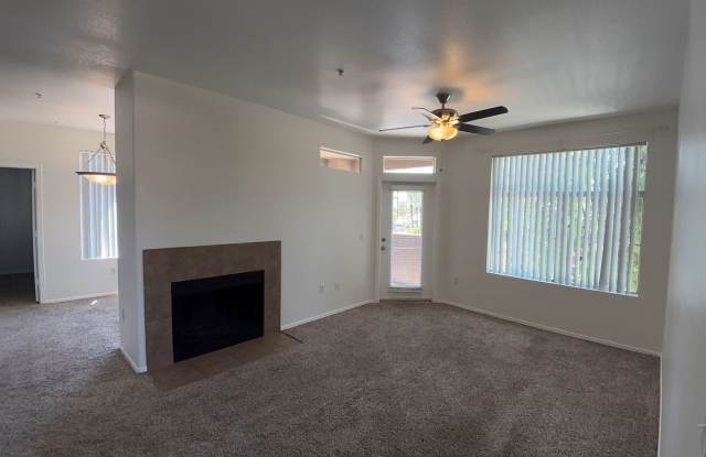 Lake View, Split floor plan, 2bd/2bth Gallery 4